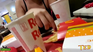 Preview 1 of Www Drkogyi Comsmall Girl - A novinha mostra os seios e a buceta enquanto toma um lanche no McDonalds