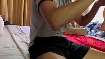 Preview 2 of Mom Fuck Son Big Bobos - Recojo a este carnal de una plaza comercial para probar un juguete que me trajeron los Reyes Magos