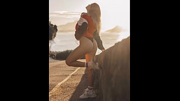 Preview 3 of Fit Slut Fucks Huge Dick - Fant&aacute_stica Raffaela