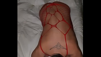 Preview 4 of Spiderman Face Fucks Gwen Stacy - Sucer son gode comme une chienne et habill&eacute_e comme une pute en body et string rouge