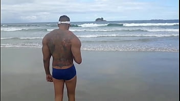 Preview 1 of Beautiful Ukranian - Boy flex&iacute_vel  come loira casada na praia