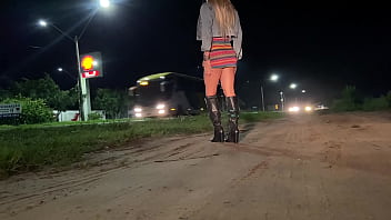Preview 1 of Porono Tika - CAMINHEIRO CASADO COLOCOU A SAFADA PRA CHUPAR NA BEIRA DA ESTRADA