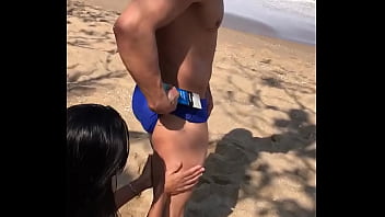 Preview 2 of Old Mann Xnxx - Passando Bronzeador no lutador de MMA Allan Guerra Gomes Chuva de prata na praia