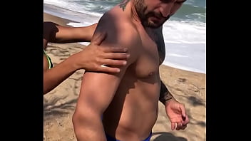 Preview 1 of Old Mann Xnxx - Passando Bronzeador no lutador de MMA Allan Guerra Gomes Chuva de prata na praia