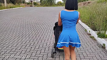 Preview 2 of Free Facebook Porn Downloads - Mam&atilde_e deliciosa de vestido azul sem calsinha durante passeio na rua.