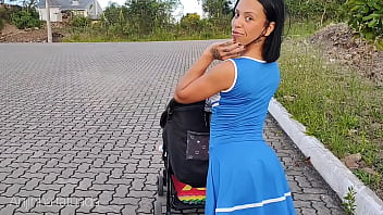 Preview 3 of Free Facebook Porn Downloads - Mam&atilde_e deliciosa de vestido azul sem calsinha durante passeio na rua.