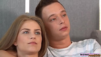 Preview 1 of Mom Fucking At Hotel - Quien es ella?