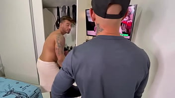 Preview 2 of Pxrnisland Com - Chamamos o &ldquo_Zelador&rdquo_ pra fazer uns reparos na TV e ele quis foi dar o c&uacute_. Comi,  gozei e deixamos ele abert&atilde_o. (COMPLETO NO RED)