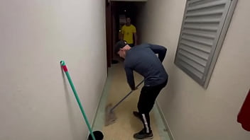 Preview 1 of Pxrnisland Com - Chamamos o &ldquo_Zelador&rdquo_ pra fazer uns reparos na TV e ele quis foi dar o c&uacute_. Comi,  gozei e deixamos ele abert&atilde_o. (COMPLETO NO RED)