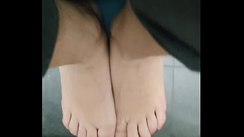 Preview 2 of Spanks Twins - una buena paja con los pies
