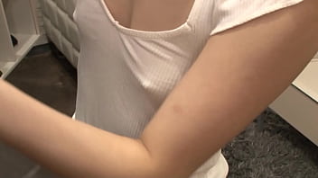 Preview 1 of New Xcxxxc Video 2018 Download - https://bit.ly/3GOnNMF　まさかノーブラ！？貧乳美人店員がコリコリに勃った乳首に気付かず働く姿に興奮してしまい&hellip_ 2　貧乳のくせに胸元の開いた格好の店員。しかし彼女の胸の先端にはポッチが2つ！もう男の目には彼女しか映らない&hellip_【パート4】