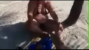 Preview 1 of Katina Kait - Mary esposa se exibindo em praia p&uacute_blica de microbiquini,  quase nua pra todos verem,  quer ver outro v&iacute_deo assim? Comente...