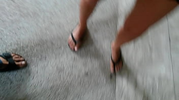 Preview 1 of 2mom Teach Son - Filmer ses pieds &agrave_ son insu