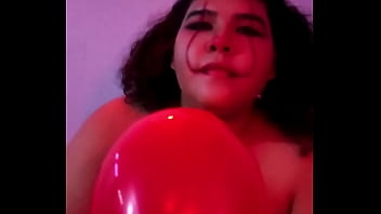 Preview 1 of Old Film - Pennywise mostrando aonde q ele esconde os bal&otilde_es