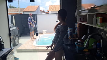 Preview 3 of Sex Xxnxnm - Corno da de cara com piscineiro da casa sentando a jeba na raba da sua esposa!