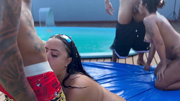 Preview 2 of Sexy Porn Star Fuck - Comi minha enteada e sua meia irm&atilde_ fazendo uma troca de casal na piscina