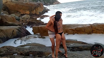 Preview 1 of Sister Brother Xnxxx - O instrutor de parapente flagrou ele comendo o cu dela na ilha da magia