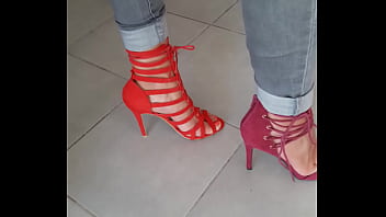 Preview 2 of Suck Boob Mom - Admirer ses pieds en sandales &agrave_ talon