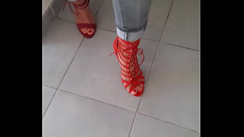 Preview 3 of Suck Boob Mom - Admirer ses pieds en sandales &agrave_ talon