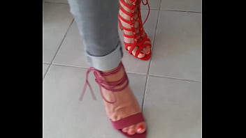 Preview 1 of Suck Boob Mom - Admirer ses pieds en sandales &agrave_ talon