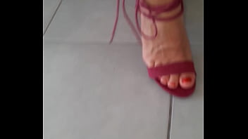 Preview 4 of Suck Boob Mom - Admirer ses pieds en sandales &agrave_ talon
