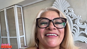 Preview 1 of American Girl Sex Video - Coroa casada traindo o marido corno com dois machos