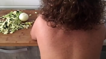 Preview 1 of Vumia X - Follada cocinando un rico manjar