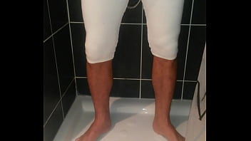 Preview 2 of Baby Hot Xxan - Pisser dans son legging dans la douche