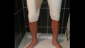 Preview 3 of Baby Hot Xxan - Pisser dans son legging dans la douche