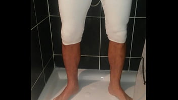 Preview 1 of Baby Hot Xxan - Pisser dans son legging dans la douche