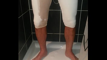 Preview 4 of Baby Hot Xxan - Pisser dans son legging dans la douche