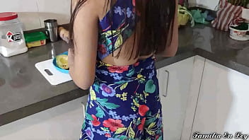 Preview 2 of Indian Xxx Yang Girl - Padrastro Bravo se Aprovecha de Su Hijastra en la Cocina