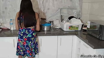 Preview 1 of Indian Xxx Yang Girl - Padrastro Bravo se Aprovecha de Su Hijastra en la Cocina