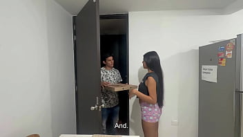 Preview 1 of Mona Tekai - chica desconocida me folla mientras le llevo su pizza a domicilio y me deja hecharle toda mi rica leche en su culo apretado por parte de pago