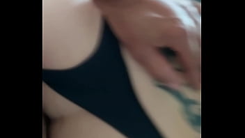 Preview 4 of Pijat Body - Gozou no meu cuzinho chamando meu marido de corno. Deu tanto tes&atilde_o que gozou com tr&ecirc_s metidas!