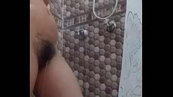 Preview 3 of Longu Tis - En la ducha espiada