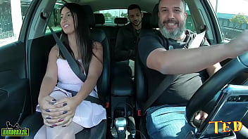 Preview 1 of Yoga Tecar Xxx - Natalia Nazzario entra na carona e acaba sendo surpreendida pelas surpresas - Vinny Kabuloso