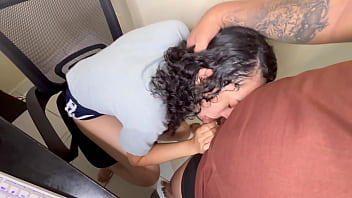 Preview 2 of Messr Sixy - Minha prima novinha estava jogando e n&atilde_o resistiu ao ver meu pau em sua frente