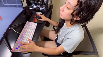 Preview 1 of Messr Sixy - Minha prima novinha estava jogando e n&atilde_o resistiu ao ver meu pau em sua frente
