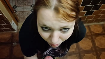 Preview 1 of Dog Pissing In Pussy Girl - Любимая делает миньет в душевой тренажерного зала после тренировки