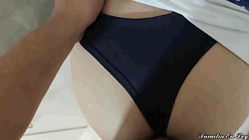 Preview 2 of Lesbian Trib Orgasm Dominates - Hijastra Cocinando su Padrastro se Aprovecha de ella Cuando queda sola en Casa