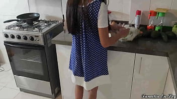 Preview 1 of Lesbian Trib Orgasm Dominates - Hijastra Cocinando su Padrastro se Aprovecha de ella Cuando queda sola en Casa