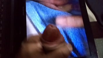Preview 1 of Hotwife Foursome - Punheta homenagem