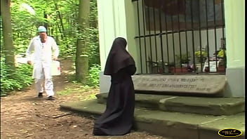 Preview 1 of Kriti Sanon Kiss Xvideo - Al cimitero una suora non si lascia pregare nel farsi scopare da un medico di passaggio
