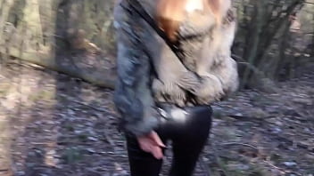 Preview 1 of 2 Doigt - Outdoor sex: Babe in fur coat and leather leggings fucked in the woods