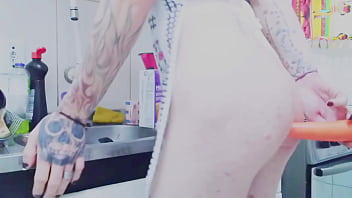 Preview 2 of Old Man Fuck Baby Mom - Enfiando a cenourinha na cucetinha