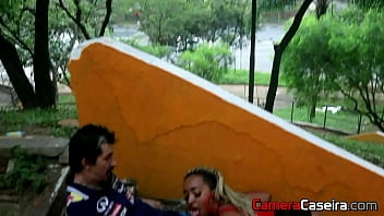 Preview 2 of Amarican Hot Girld Party Sex - Marido Corno Filma Esposa Chupando Desconhecido na Pra&ccedil_a