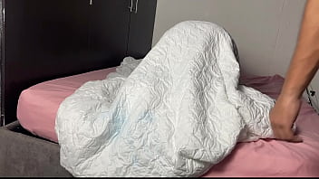 Preview 1 of Big Cok Lan - mi hijastra me dice que me espera debajo de las cobijas desnuda para que le toque su pussy