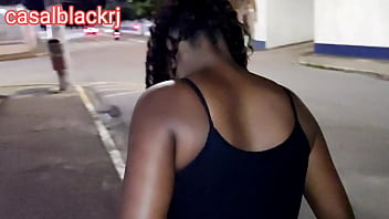 Preview 3 of Liking Solo - AMANDINHA SEM CALCINHA SE EXIBINDO NA RUA ( MIRELLA MONTANA )