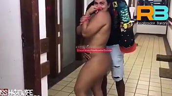 Preview 3 of Rachelbarbie - brazillian bull,  Kriss hotwife levando o comedor realizador baiano no elevador pelada se exibindo no corredor do flat e o corno gravando tudo ! Menage em salvador !